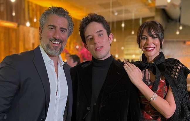 Marcos Mion com o filho Romeo e a mulher Suzana Gullo no bat mitvzah de Vicky, filha de Mariana Kupfer.