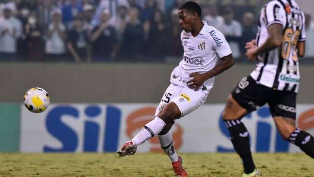 Bryan Angulo perdeu gol incrível contra o Ceará (Foto: Ivan Storti / Santos