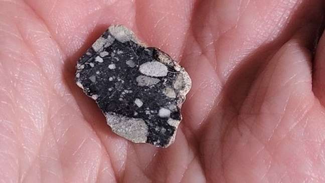 Um fragmento de rocha lunar recuperado por moradores no noroeste da África