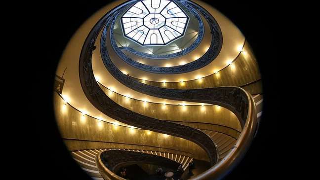 Espiral está frequentemente presente em espaços sagrados, incluindo o Vaticano