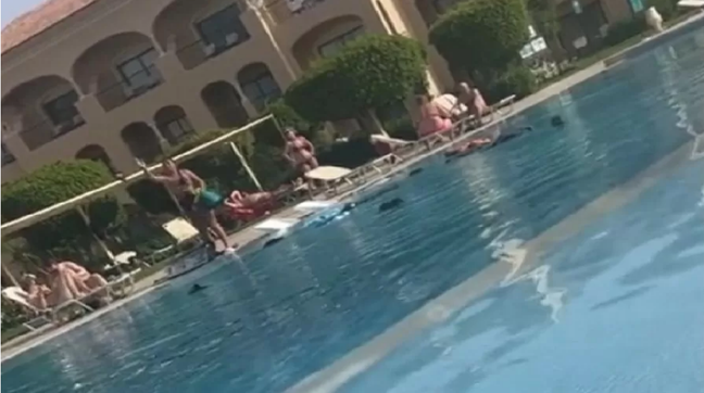 Mulher traída joga roupas do namorado em piscina de hotel