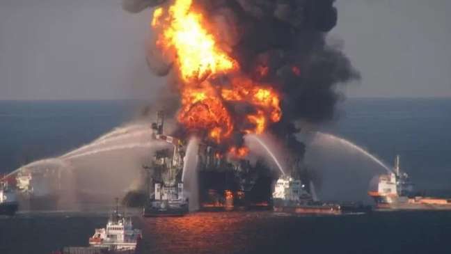 Em 2010, a plataforma Deepwater Horizon explodiu e afundou, deixando 11 mortos