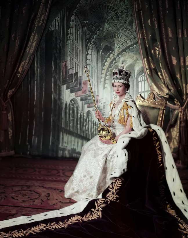 Existe uma sensação de conto de fadas por trás do retrato que marcou a coroação de Elizabeth 2ª em 1953