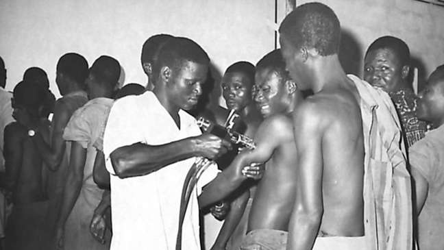 Uma campanha histórica de vacinação, especialmente em áreas com menos recursos, conseguiu erradicar a varíola humana em 1980