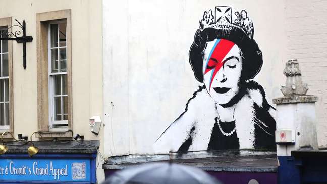 O mural de Banksy em Bristol, na Inglaterra, mostra a rainha Elizabeth 2ª vestida como na capa do álbum Aladdin Sane, de David Bowie, em homenagem afetuosa