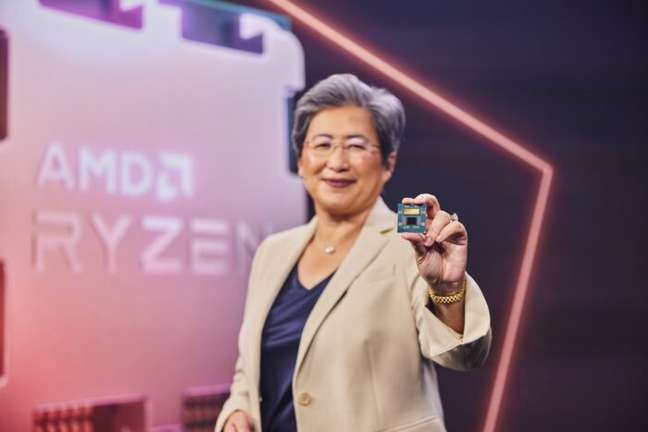 Lisa Su, CEO da AMD, com um chip Ryzen 7000 