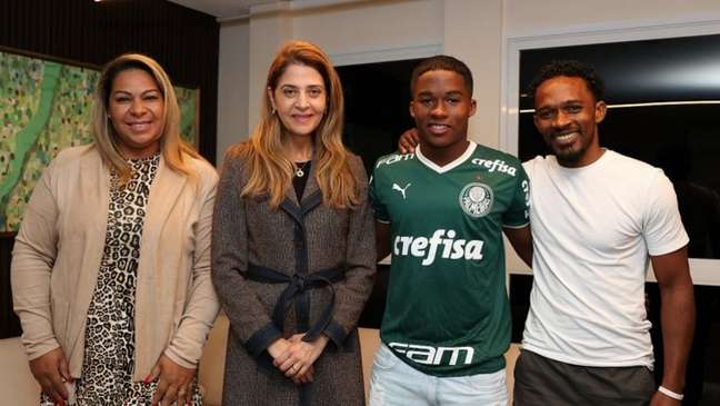 Endrick posa ao lado de seus pais e de Leila Pereira após acordo com o Palmeiras (Foto: Divulgação/Palmeiras)
