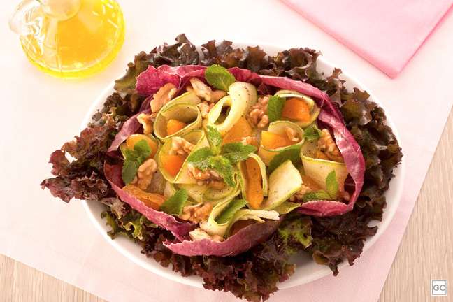 Salada de abobrinha com nozes, damasco e hortelã – Foto: Guia da Cozinha