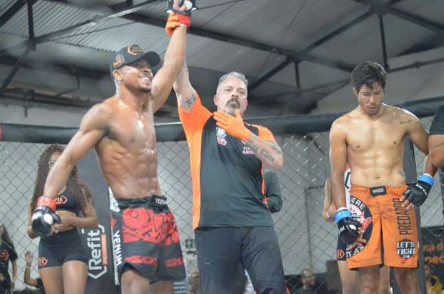 Rangel Anaconda foi o vencedor da luta principal (Foto: João Psicótico)