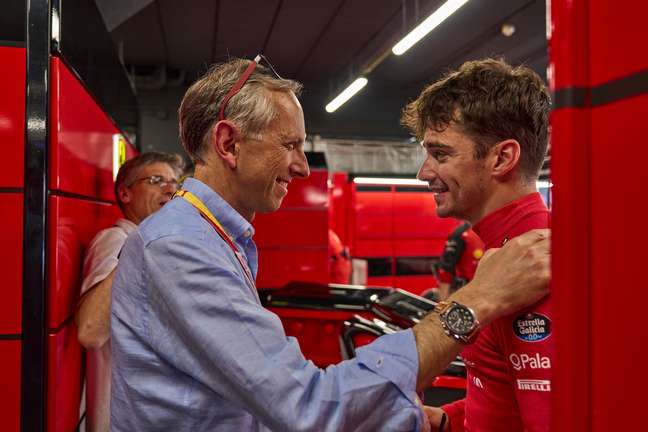 O CEO da Ferrari, Benedetto Vigna, e Leclerc nos boxes de Barcelona. Ainda há espaço para sorrisos...