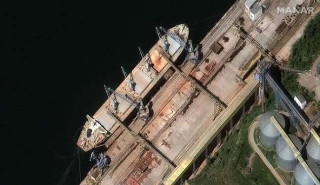 Foto de satélite mostra suposto carregamento de trigo ucraniano em navio russo no Porto de Sebastopol
