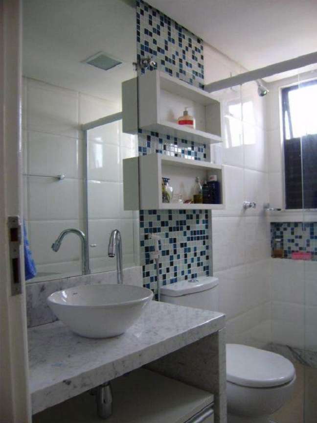 43. Pia de banheiro de mármore com revestimentos de cores frias na decoração – Foto Diogo Oliveira 