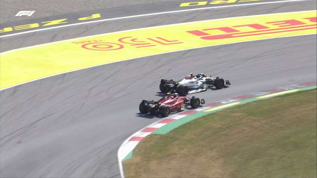 Hamilton chegou a passar Sainz no GP da Espanha, mas perdeu quarto lugar após problema no W13 