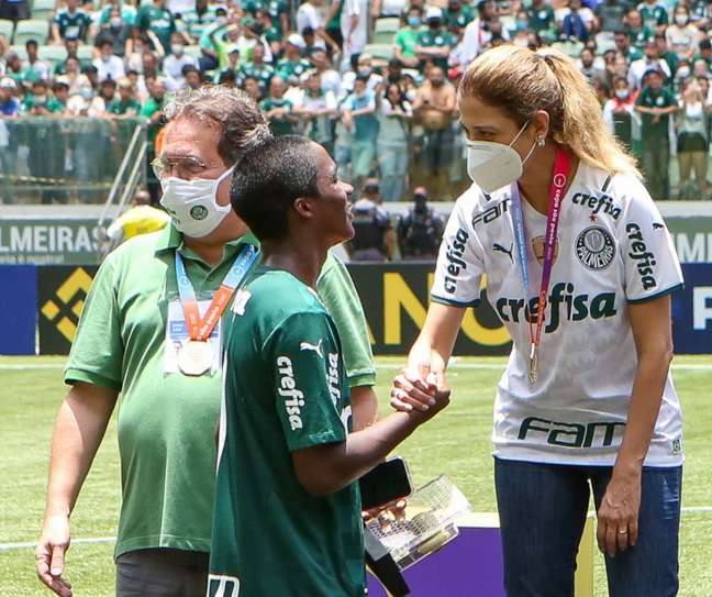 Endrick e Leila Pereira após o inédito título da Copinha, no início deste ano (Foto: Fabio Menotti/Palmeiras)