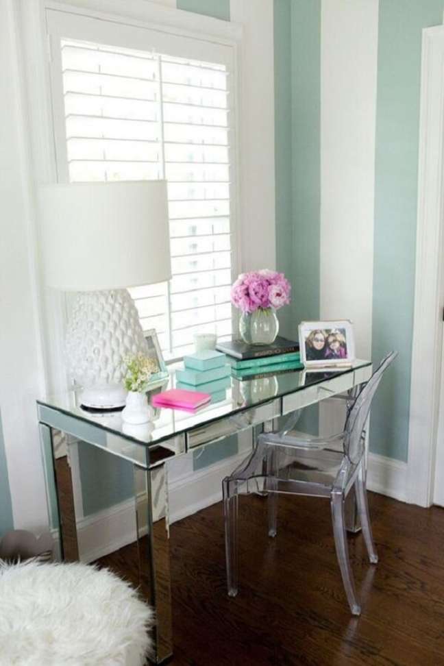 33. Escritório pequeno com mesa espelhado com decoração de cores frias – Foto Decor Facil