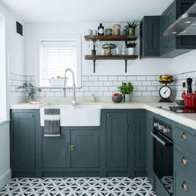 15. Cozinha moderna com armarios de cores frias e bancada neutra – Foto Ideal Home