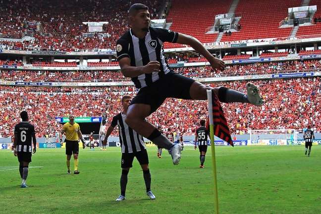 Erison, atacante do Botafogo, costuma comemorar seus gols dando uma 'voadora' nas bandeirinhas de escanteio (Foto: Vítor Silva/Botafogo)