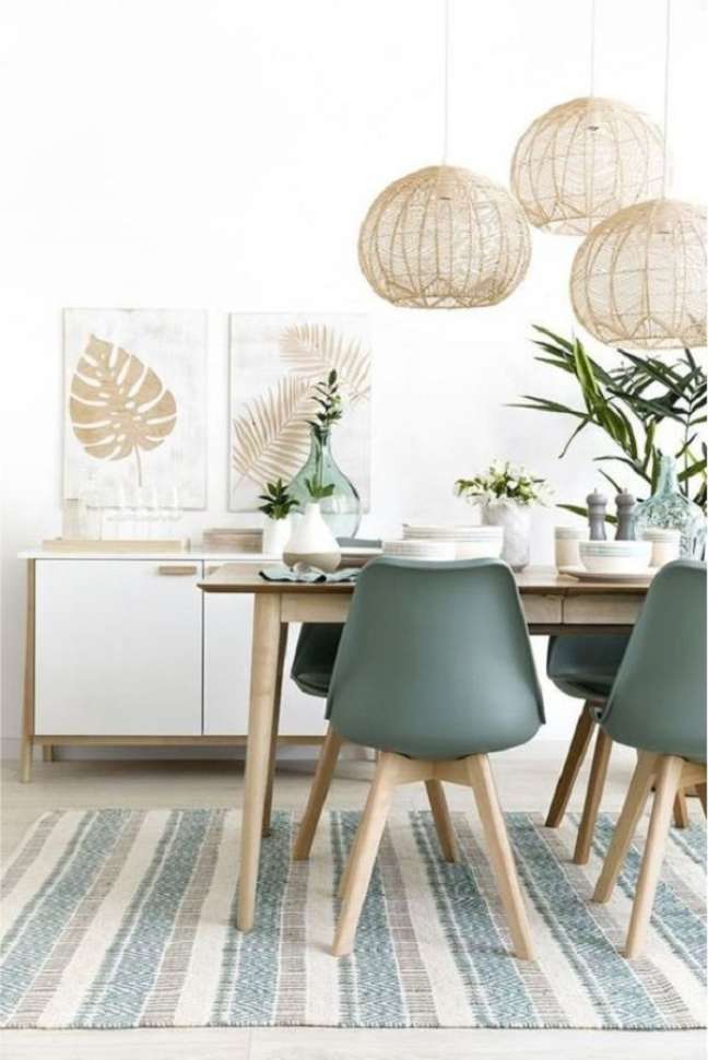 2. Sala de jantar com decoração escandinava e móveis de cores frias – Foto Wevans