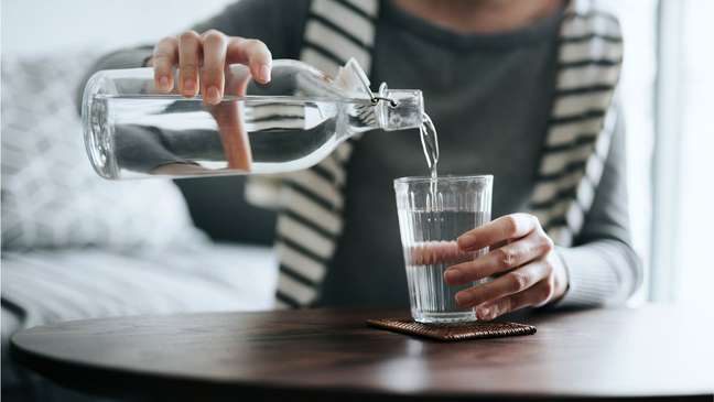 Ingerir bastante água é uma das recomendações para evitar a infecção urinária