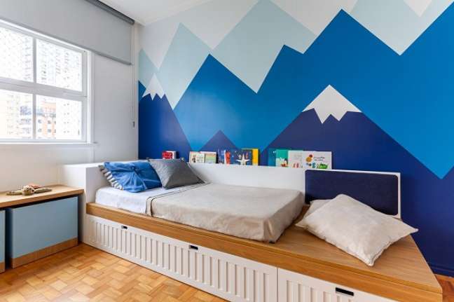 41. Ideias para parede de quarto com pintura em tons de azul e cores frias – Foto Estudio Mare