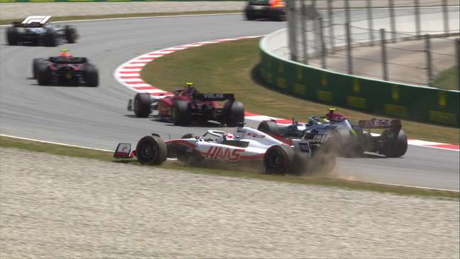 O incidente com Kevin Magnussen quase pôs a perder a corrida de Hamilton em Barcelona 