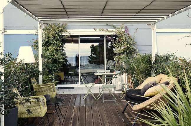 3. As plantas trazem frescor e alegria para a varanda integrada. Fonte: Pexels – Skylar Kang