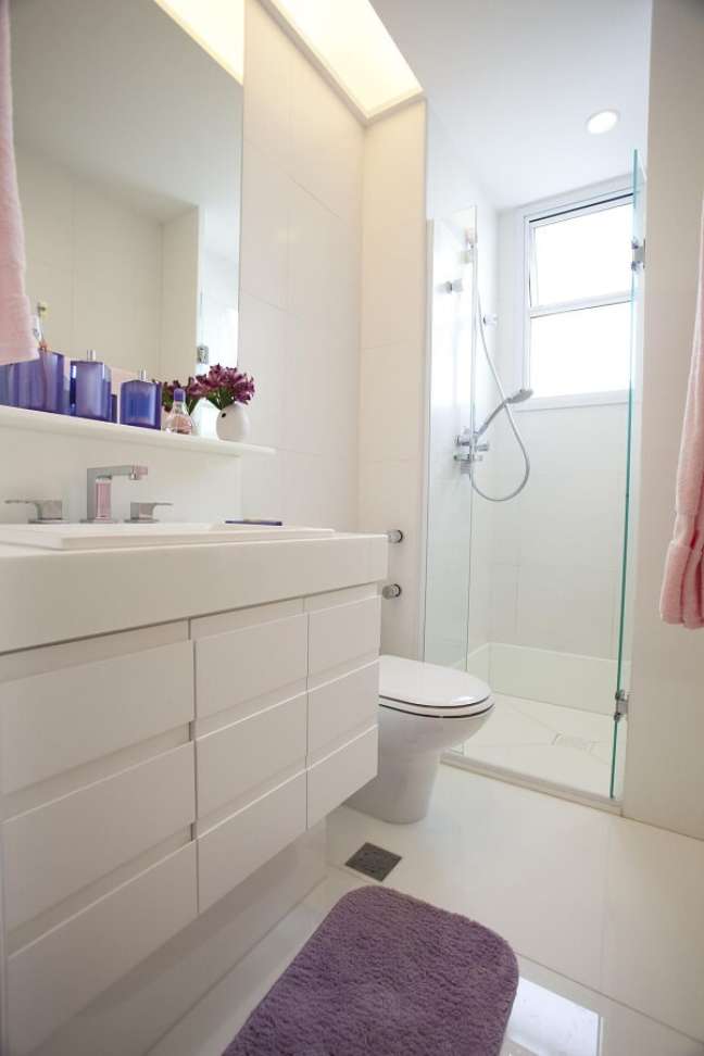 54. Banheiro chique e neutro com tapete roxo frio – Foto Ila Rosete