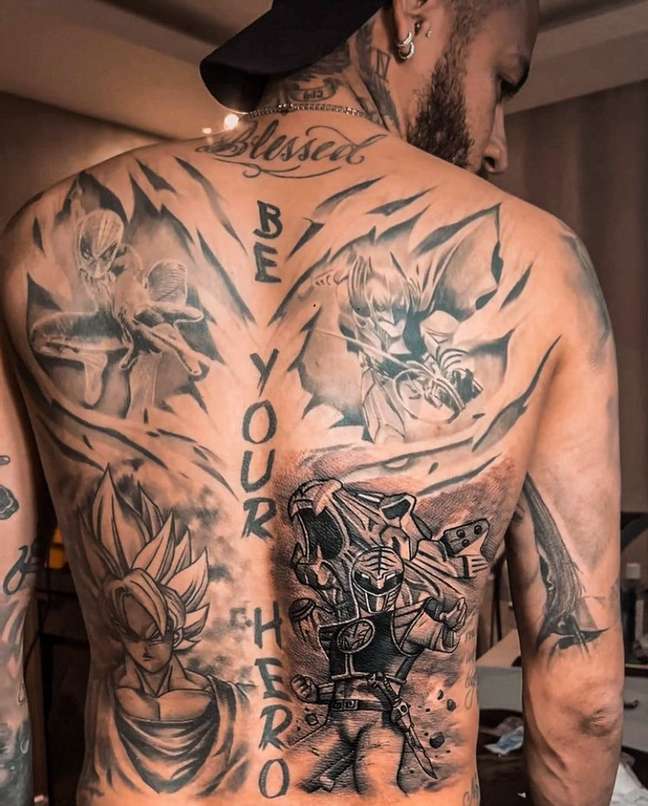 Neymar fechou as costas com tatuagem de Power Ranger