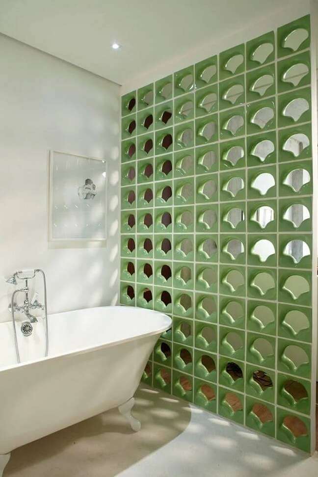 50. Banheiro clean com parede de coogó verde. Fonte: Sub Estúdio