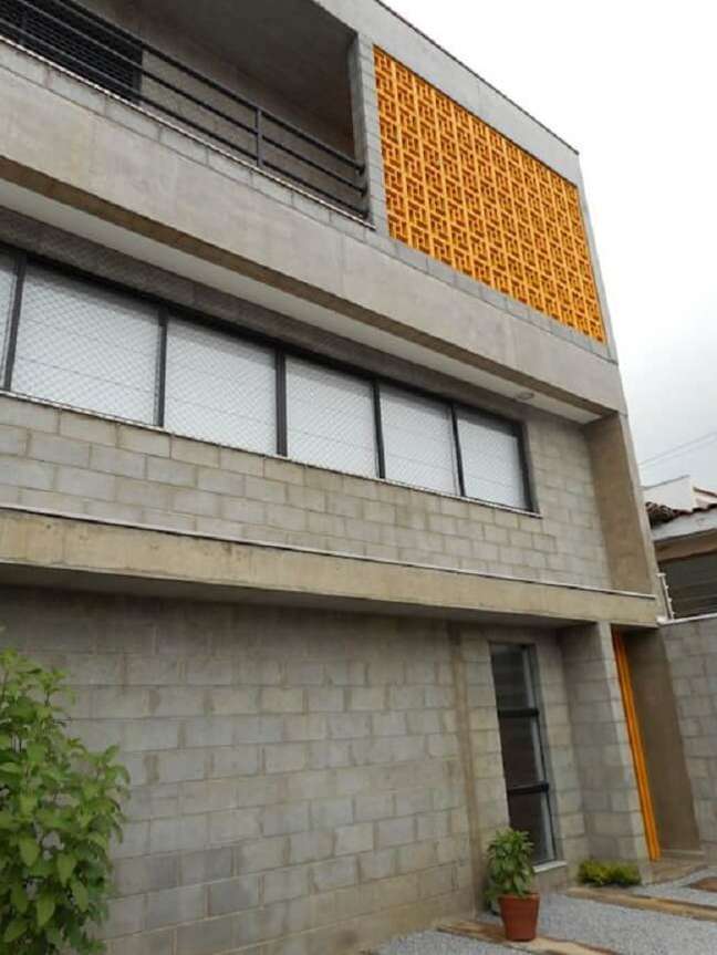 70. A parede de cobogó amarela se destaca na fachada do imóvel. Fonte: Homify
