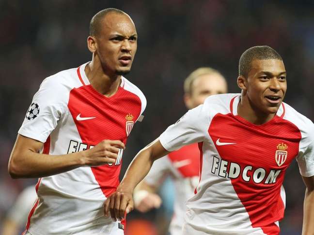 Fabinho e Mbappé foram companheiros nos tempos de Monaco (Foto: VALERY HACHE / AFP)