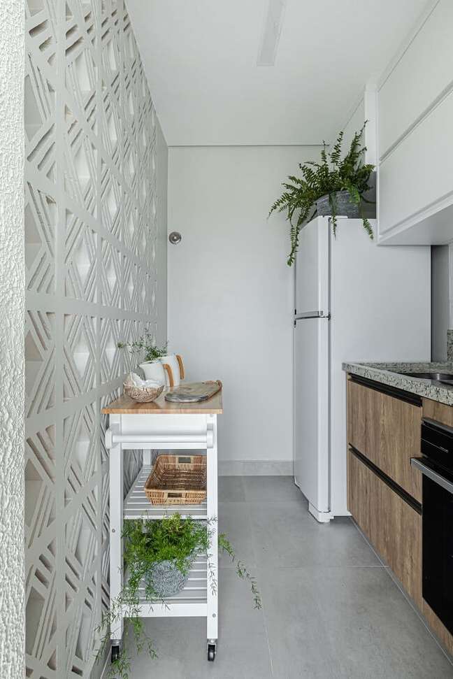 26. Projeto clean com parede de cobogó na cozinha. Fonte: Natália Salla