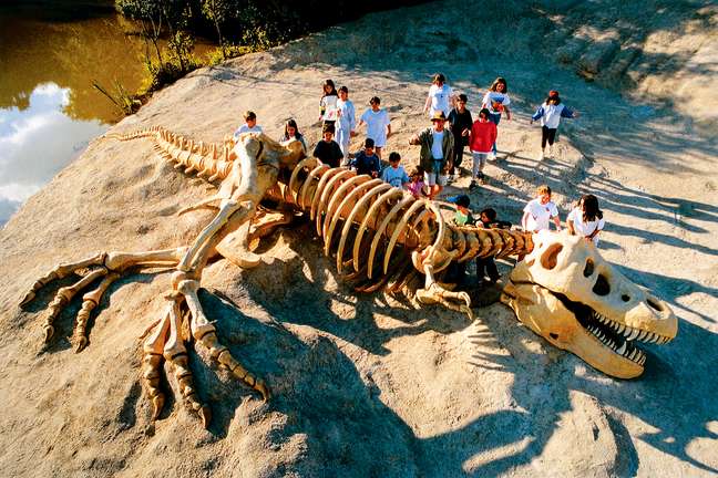 Uma enorme ossada de dinossauro encerra a atividade Elo Perdido.