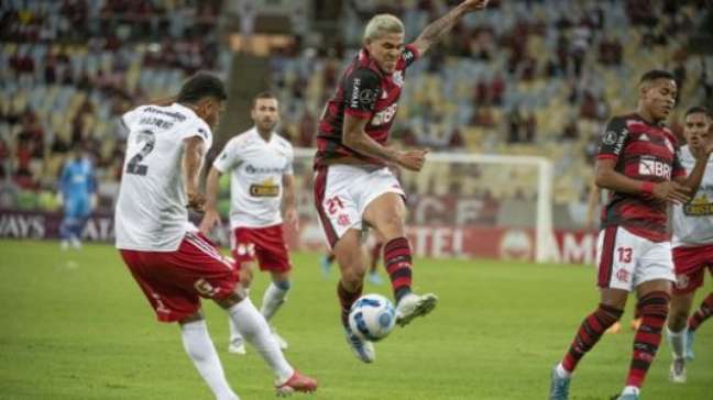 Pedro tenta finalização (Foto: Alexandre Vidal / Flamengo)