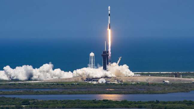 Falcon 9, da SpaceX, em lançamento de satélites Starlink 