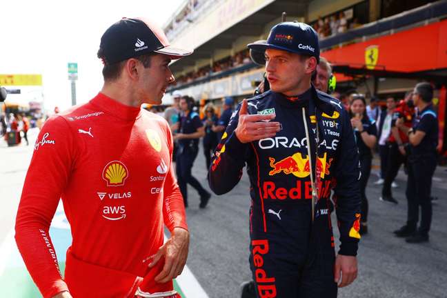 Charles Leclerc e Max Verstappen estão brigando ponto a ponto neste início de temporada 