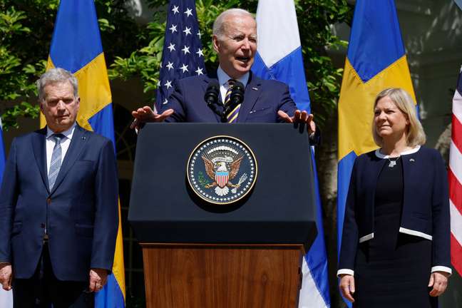 Presidente dos EstadosUnidos, Joe Biden, discursa em evento com o presidente da Finlândia, Sauli Niinisto, e a primeira-ministra da Suécia, Magdalena Andersson. Ambos os países tentam ingressar na Otan, aliança militar liderada pelos Estados Unidos