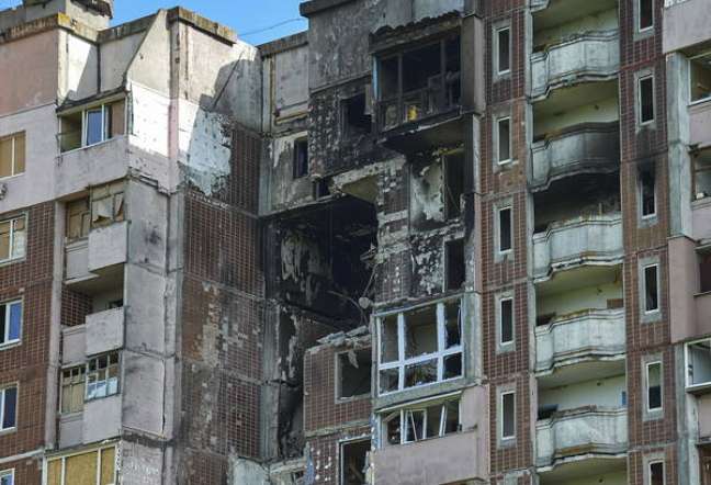 Prédio bombardeado pelas forças russas em Kharkiv, na Ucrânia