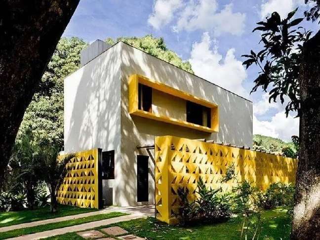8. Fachada moderna com parede de cobogó área externa amarela. Fonte: Ney Lima