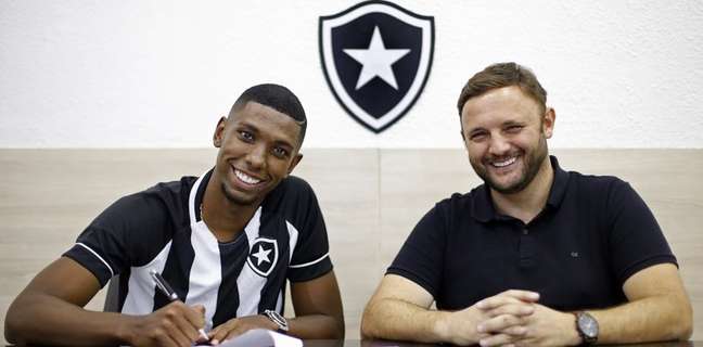 Kanu renovou contrato com o Botafogo até dezembro de 2025 (Foto: Vítor Silva/Botafogo)