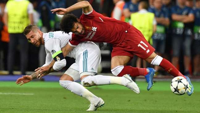 Salah foi substituído aos 30 minutos de jogo após lesão no ombro (Foto: AFP)