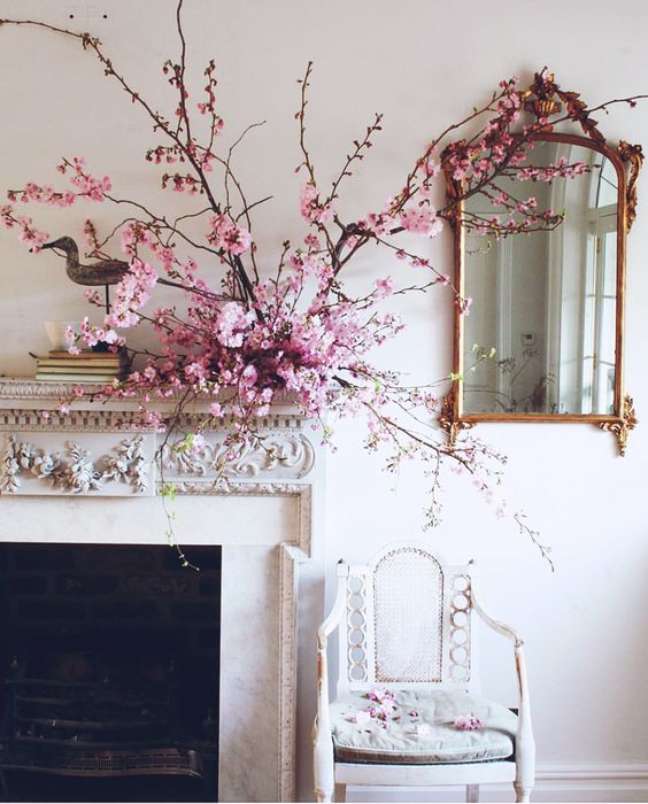13. Flor de cerejeira cor de rosa na decoração de casa – Foto This Is Glamorous