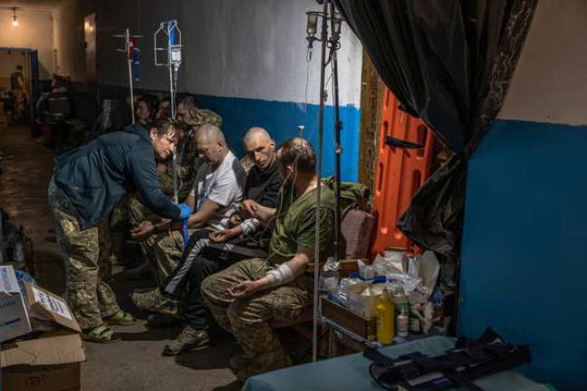 Soldados ucranianos em hospital de campanha na região de Lugansk, no leste da Ucrânia