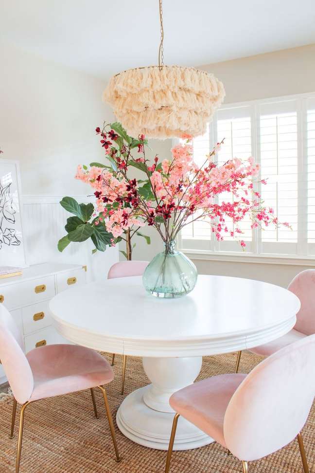 7. Mesa de jantar com arrranjo de flor de cerejeira artificial – Foto AFloral