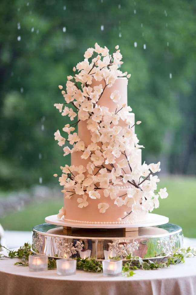 33. Bolo decorado com flor de cerejeira branca – Foto Inside Weddings