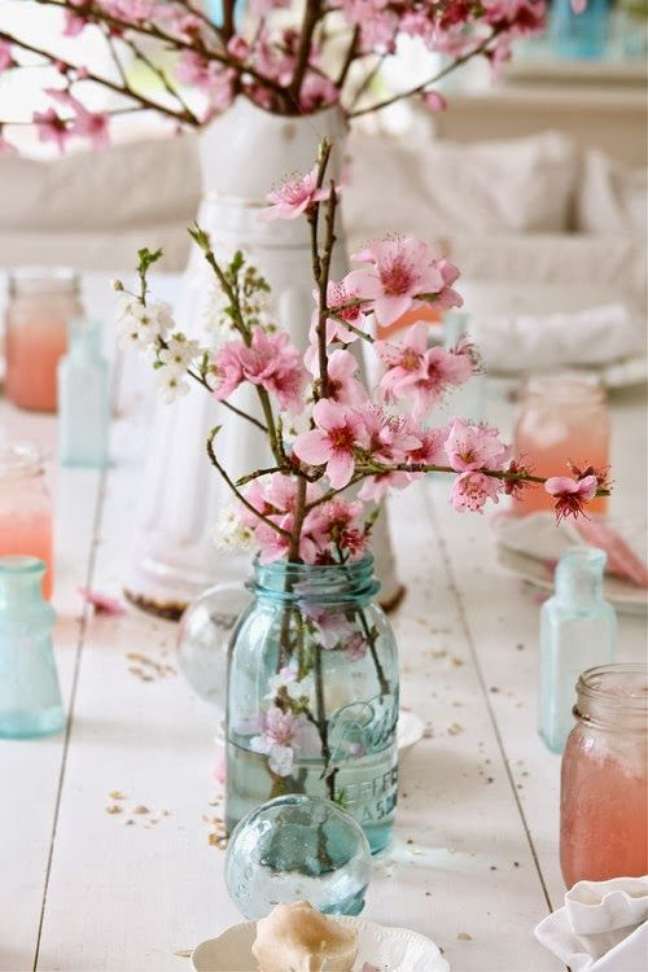 30. Arranjo de mesa com flor de cerejeira – Foto Casa da Di