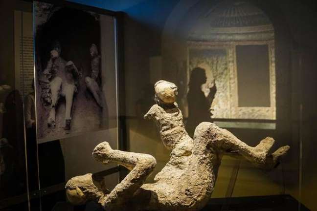 Corpos petrificados encontrados no sítio arqueológico de Pompeia, sul da Itália