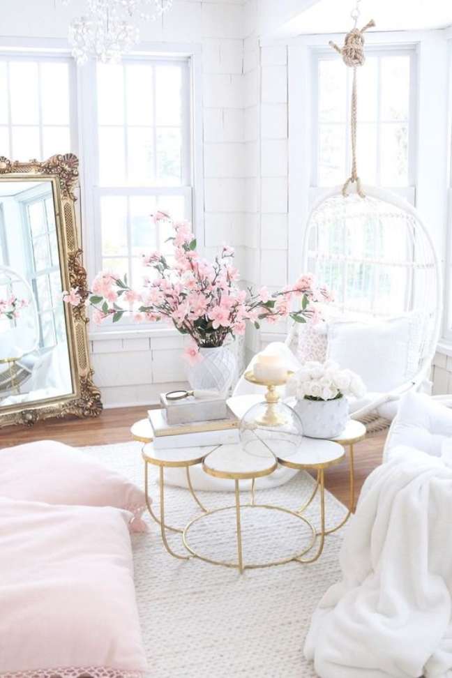 25. Sala de estar decorada com flor de cerejeira – Foto AFloral