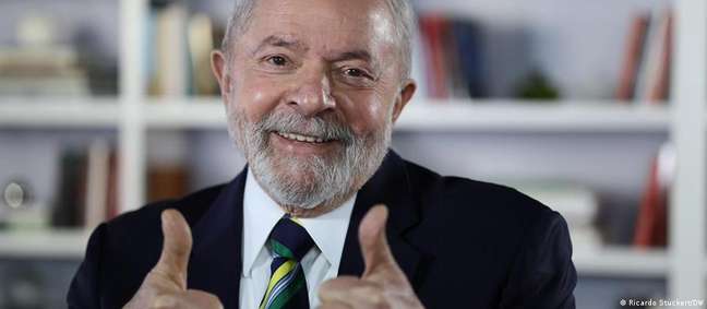 Considerando apenas os votos válidos  - cálculo que exclui brancos e nulos -, Lula venceria no primeiro turno