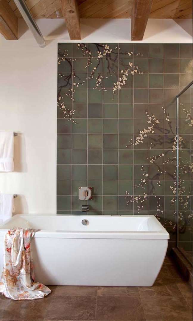 32. Azulejo com flor de cerejeira no banheiro – Foto DecorFacil